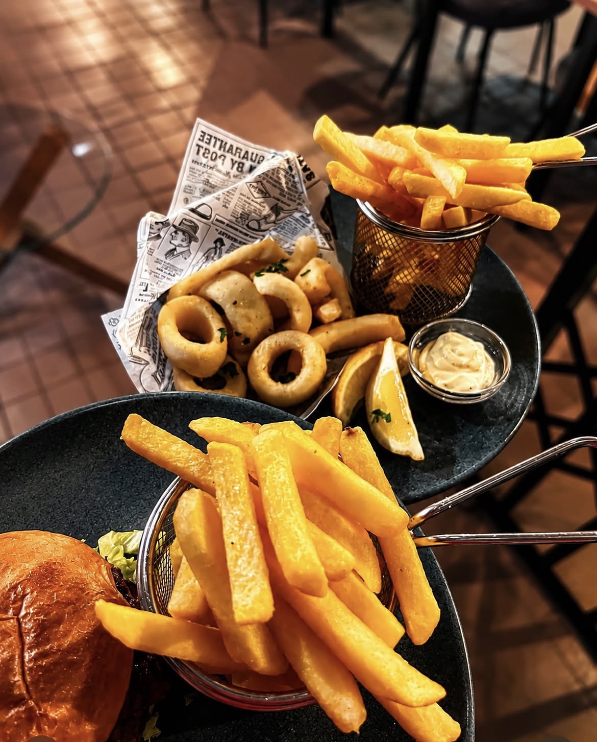 Aros de cebolla con patatas fritas