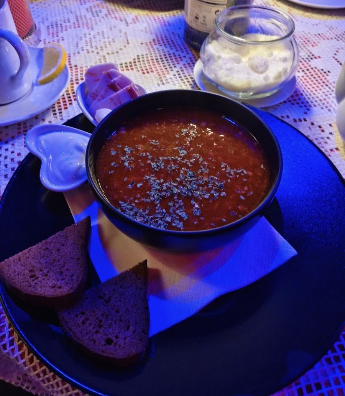 Goulash servido en caldero