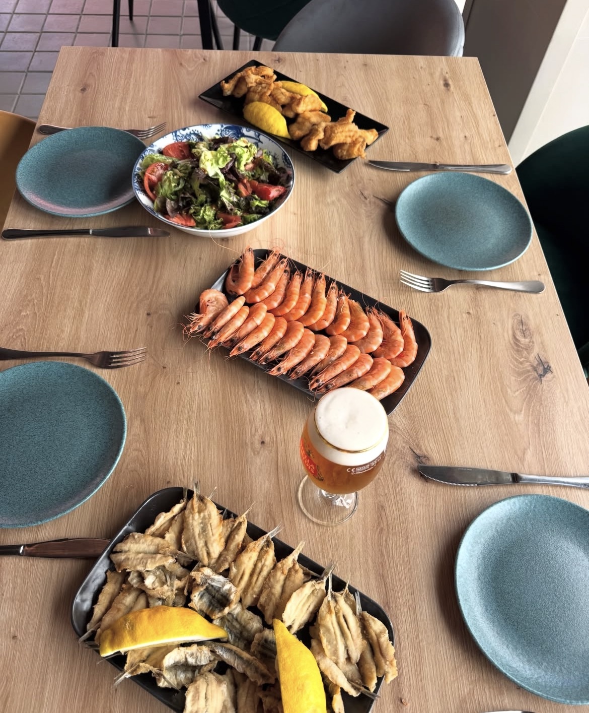 Fritura malagueña, gambas y ensalada en Casa Bistro