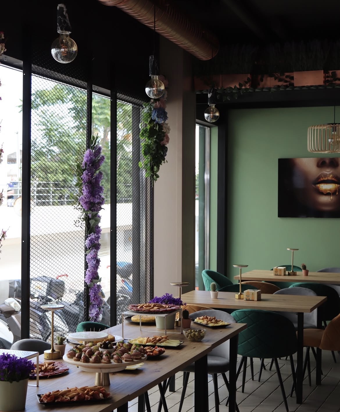 Terraza y mesa de picoteo en Casa Bistro
